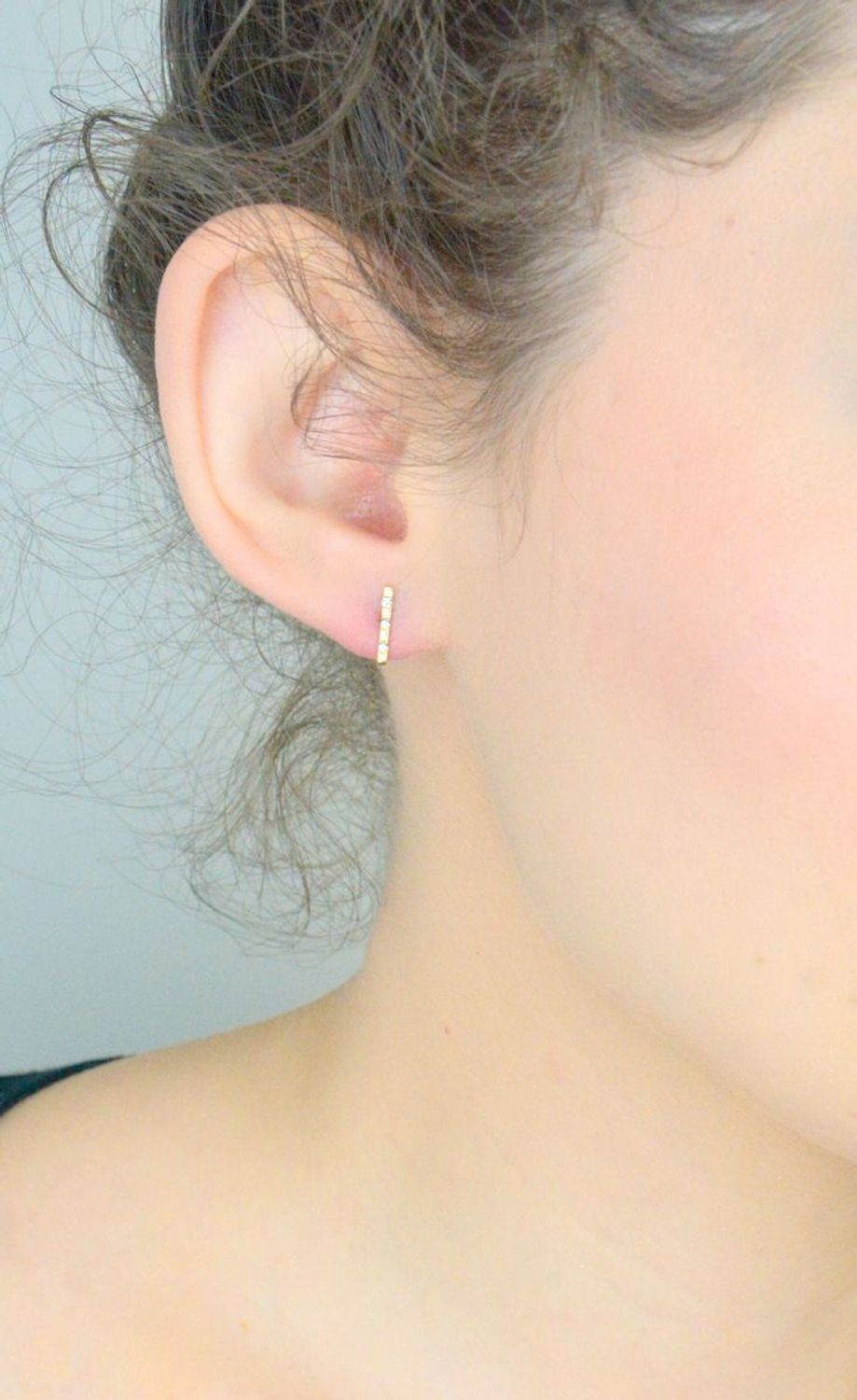 Kolczyki złote 585 pałeczki z cyrkoniami KL 6218-585 Modne, złote kolczyki, w kształcie krótkich pałeczek, wykonane ze złota wysokiej próby 585 o wadze około 0,71 g, ozdobione małymi,1.jpg